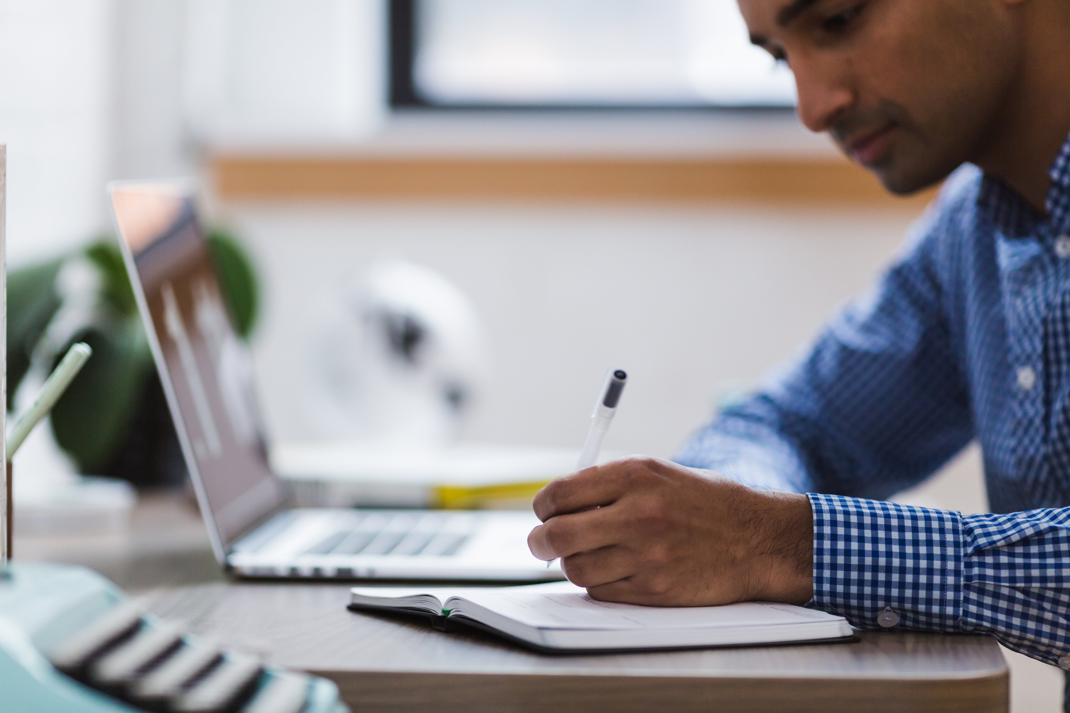 Algemeen - Man werkend achter laptop