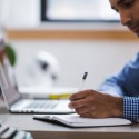 Algemeen - Man werkend achter laptop