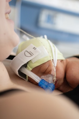 Buidelen met moeder/mama