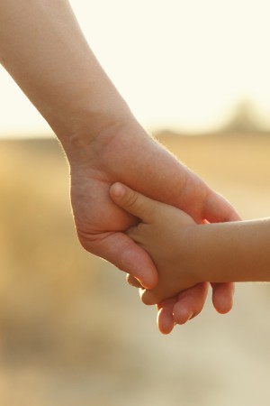 Ouder en kind hand in hand